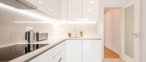 Een koelkast, een magnetron, een oven, een vaatwasser