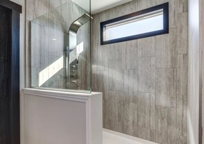 Haartrockner, Handtücher, Seife, Shampoo