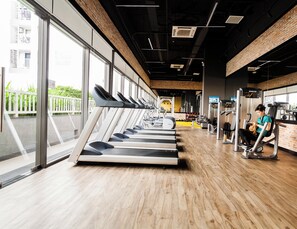 A gym with treadmills, weight machines, and a brick wall. - Luxury 2Brs Apt, Free Gym & Pool, 2km from Tan Son Nhat Airport (Ho Chi Minh)
