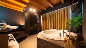 A modern bathroom with a freestanding bathtub, a large potted plant, and a minibar. - Cinquanta Sfumature B&b Luxury Suites (Cassano delle Murge)
