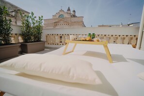 Luxury-Suite, 1 King-Bett, Stadtblick | Terrasse/Patio