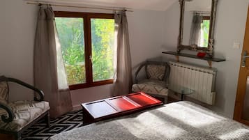 1 bedroom, bed sheets