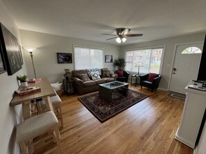 Living area - Hot Stuff! Pro Cleaned Self Check In Sleeps 10 (Racine)