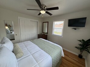 3 bedrooms, iron/ironing board, WiFi, bed sheets - Hot Stuff! Pro Cleaned Self Check In Sleeps 10 (Racine)