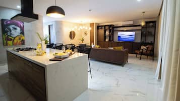 Deluxe Apartment, Kitchen | Ruang tamu | TV