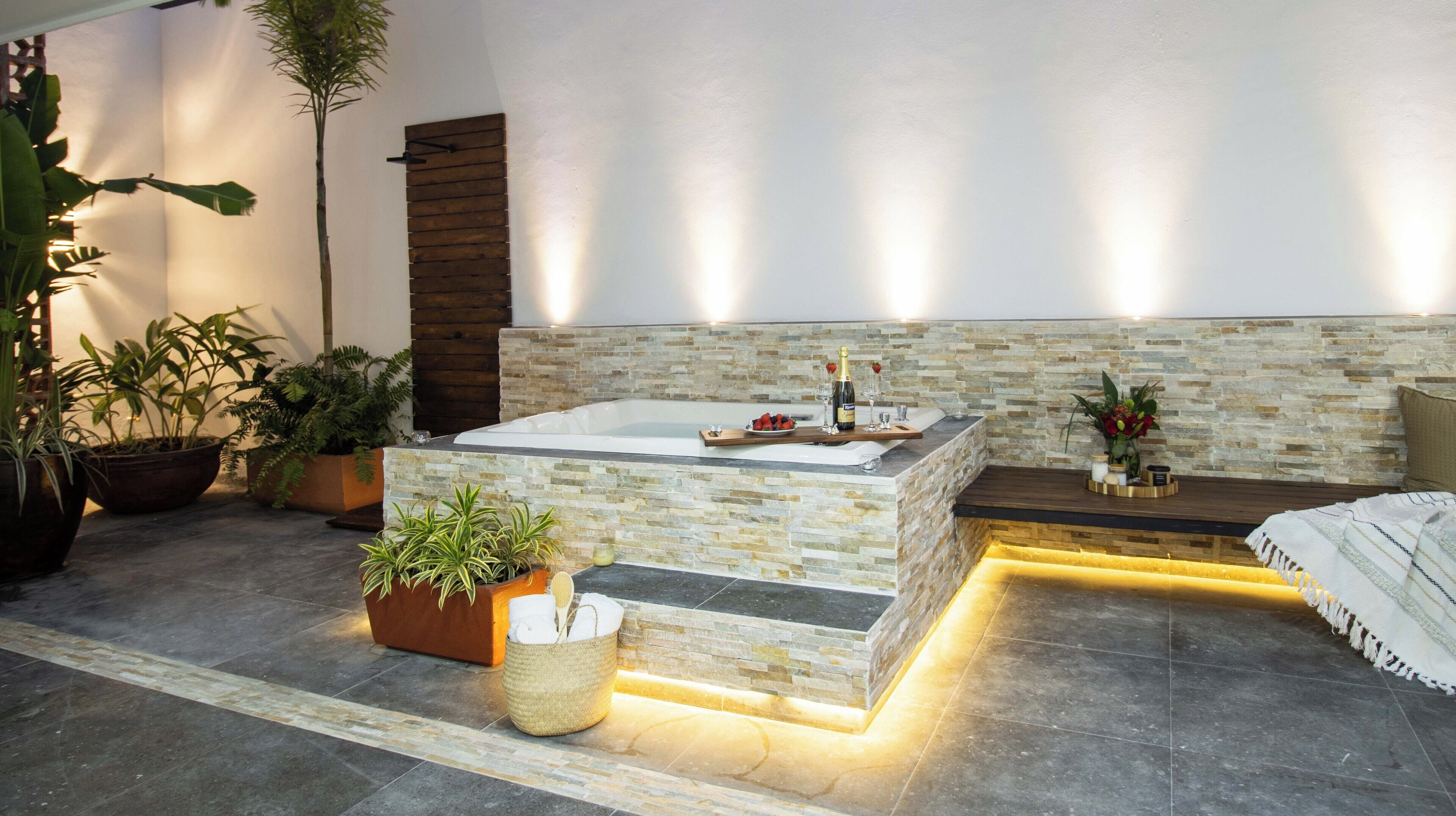 Deluxe Apartment, 2 Bedrooms | Tab spa persendirian