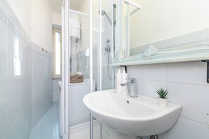 Appartement, balkon | Badkamer | Een douche, een haardroger, een bidet, handdoeken