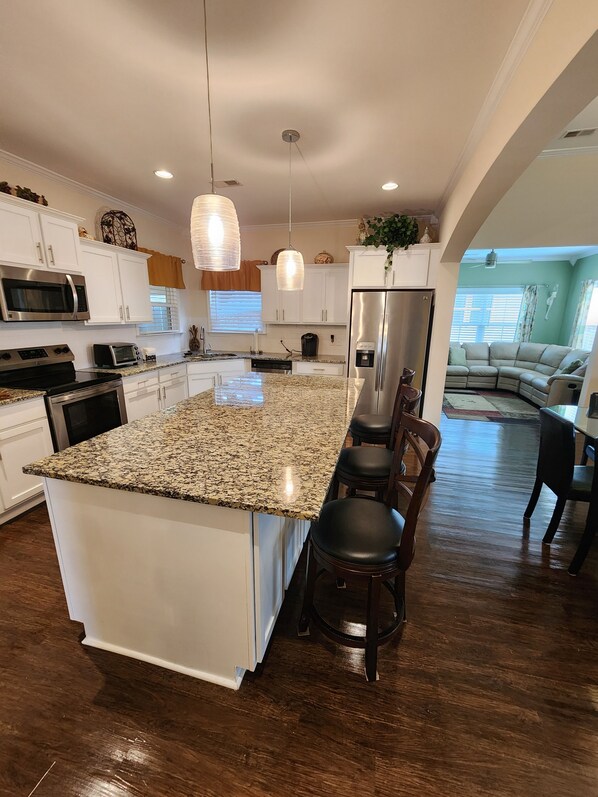 Fridge, microwave, oven, stovetop - Charming 3-bedroom house with WiFi, fitness room in fabulous Savannah (Savannah)