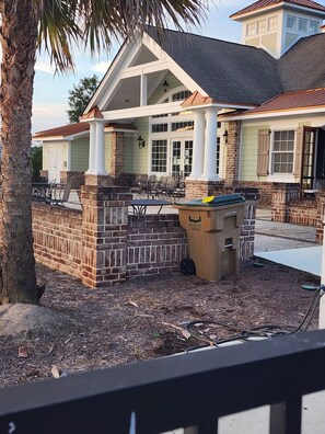 Property grounds - Charming 3-bedroom house with WiFi, fitness room in fabulous Savannah (Savannah)