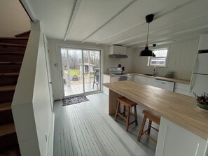 Private kitchen - Magnifique Petite Maison de Campagne à Louer au Mois ou à la Saison (Foster)