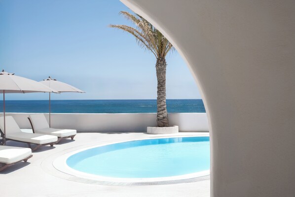 Deluxe Room with Pool View | Utsikt fra rommet