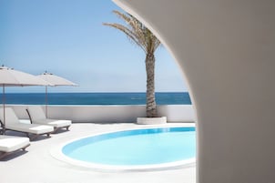 Deluxe Room with Pool View | Vistas desde la habitación