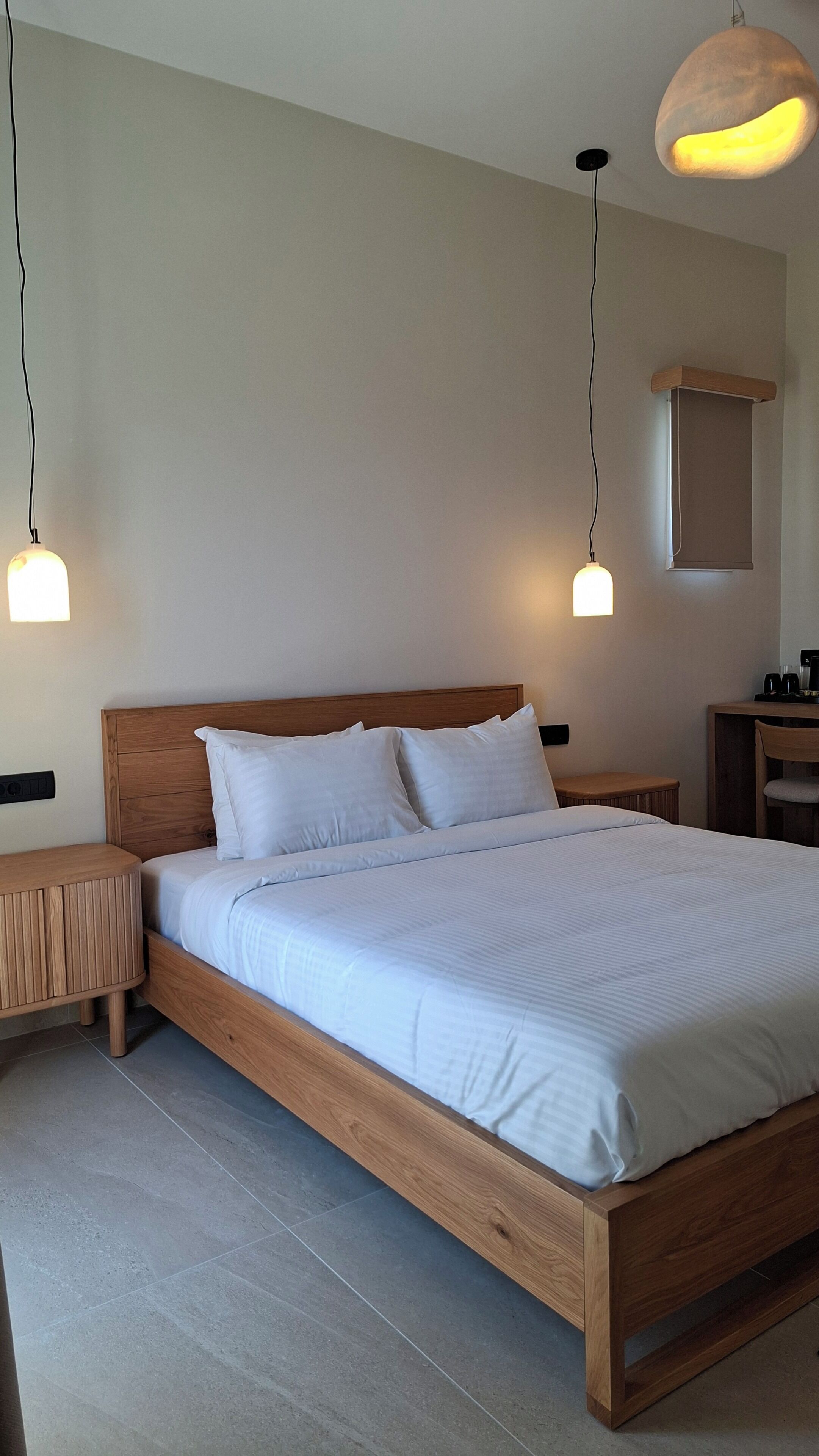 Deluxe Room with Pool View | Sängtillbehör av högsta kvalitet och värdeförvaringsskåp på rummet