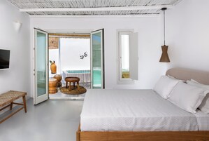 Senior Suite with Hot Tub | Ropa de cama de alta calidad, caja fuerte, tabla de planchar con plancha