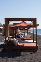 Playa privada cerca, arena negra, cabañas de playa y sombrillas