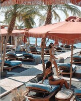 Playa privada en los alrededores, arena negra, camas de playa