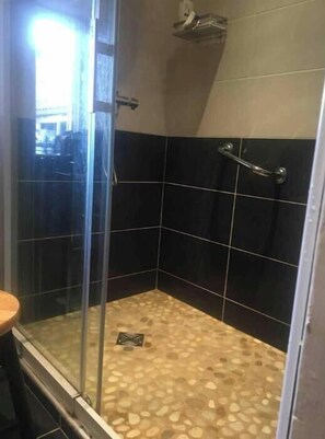 Bruser, hårtørrer, Sæbe, Toiletpapir