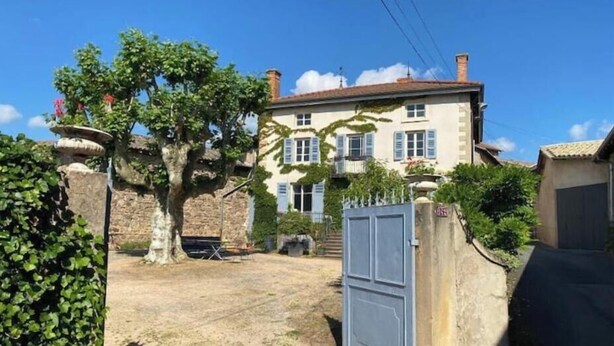 A two-story house with a garden and a gate. - House in Beaujolais village (Régnié-Durette)