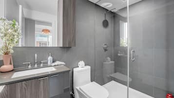 Bañera con ducha, secador de pelo, toallas