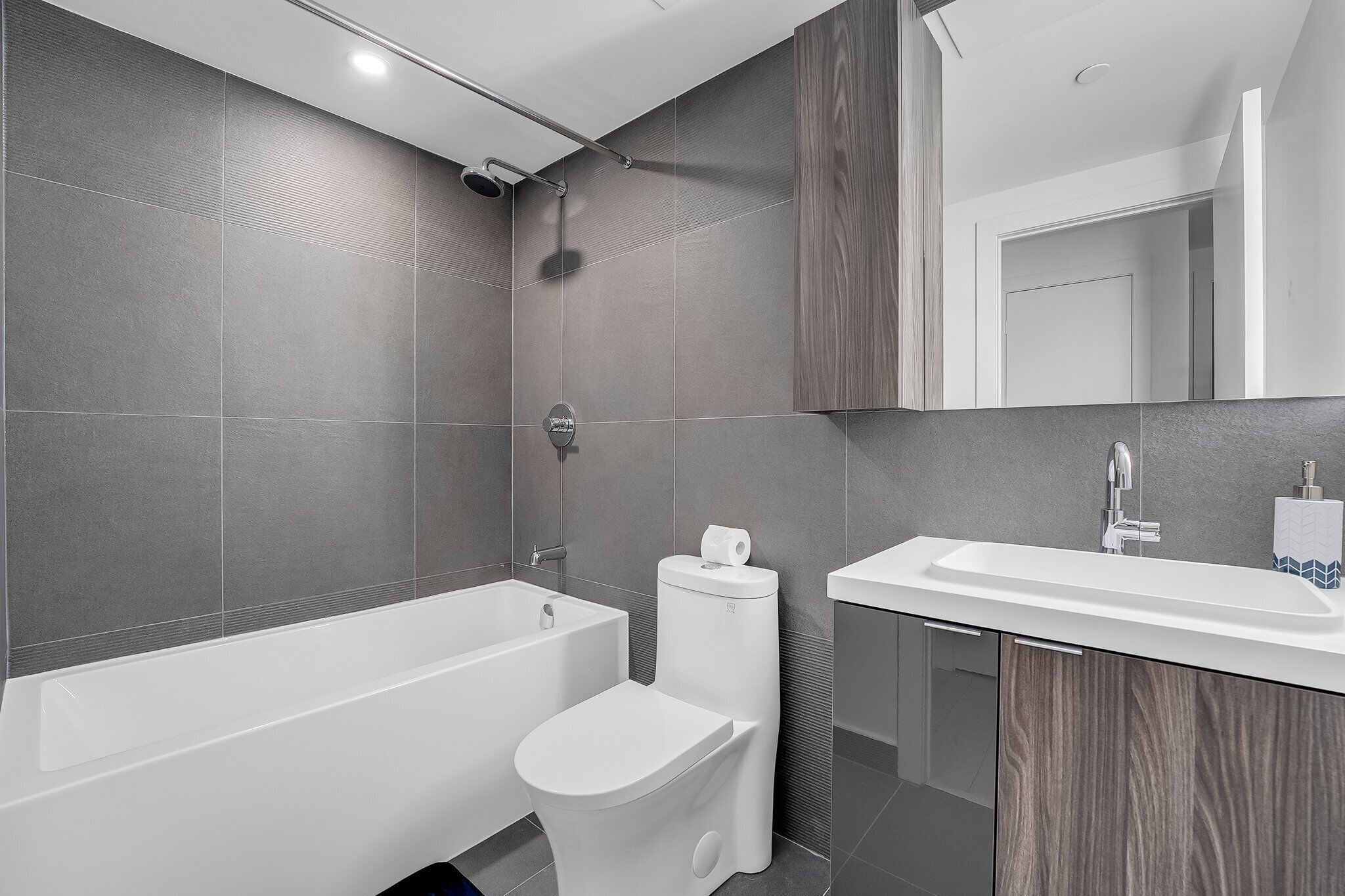 Une salle de bain moderne avec une baignoire, des toilettes et un lavabo.