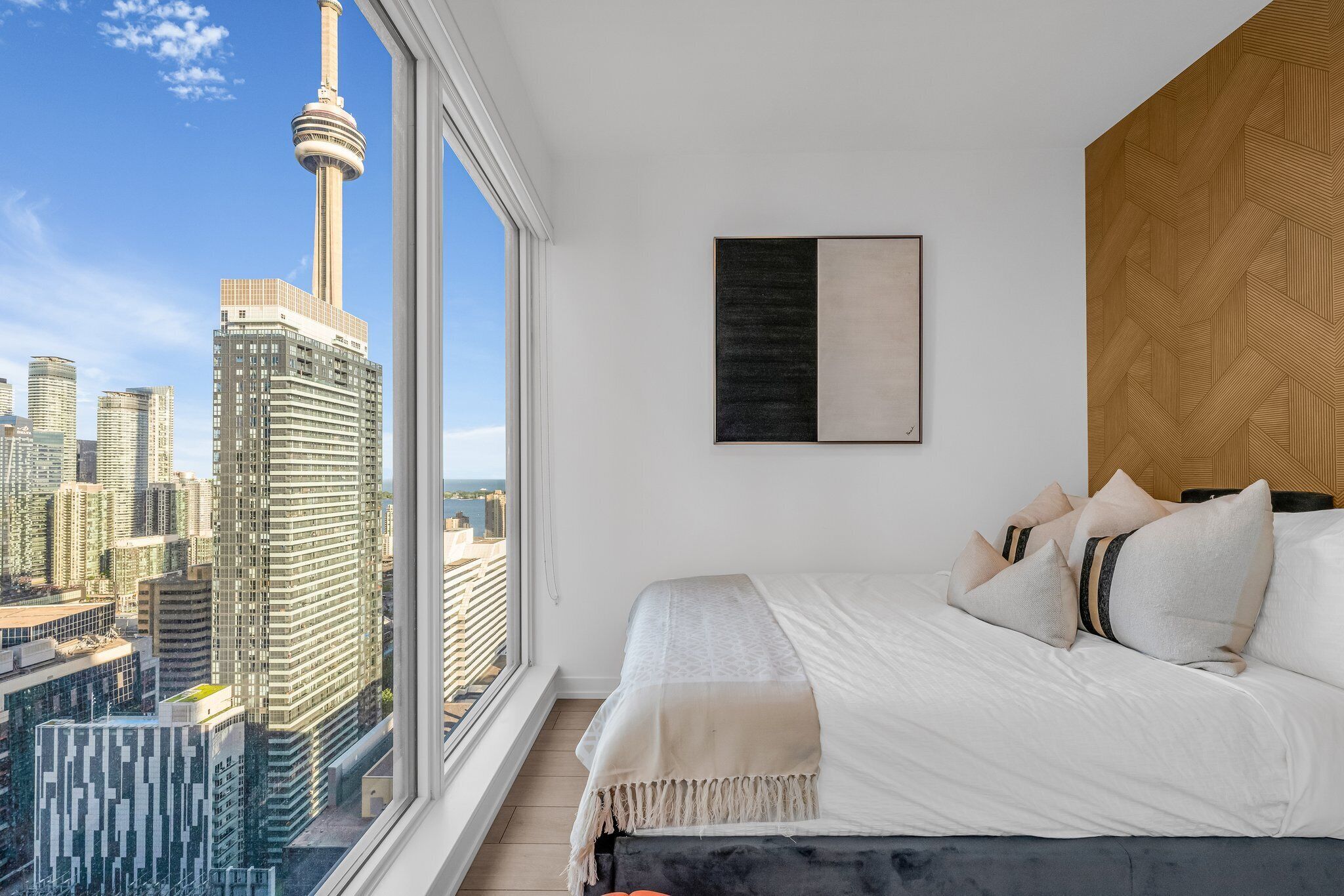 Suite Mewah, pemandangan kota | Seprai premium, busa memori, meja kerja, dan ruang kerja ramah laptop