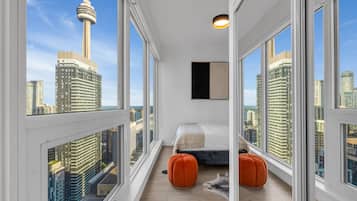 ラグジュアリー スイート シティビュー | 高級寝具、低反発ベッド、デスク、ノートパソコン用作業スペース