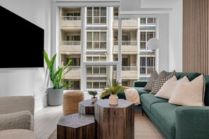 Suite ejecutiva | Área de sala de estar | Televisión de 55 pulgadas con canales vía satélite