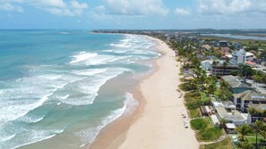 Sulla spiaggia, lettini da mare