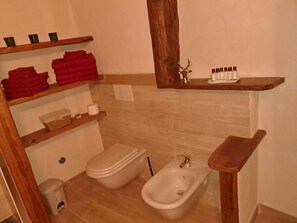 Dusj, hårføner, bidé og håndklær