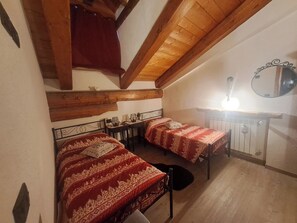 2 quartos, ferros/tábuas de passar roupa, Wi-Fi, roupa de cama