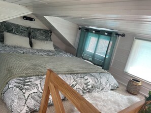 1 bedroom, bed sheets
