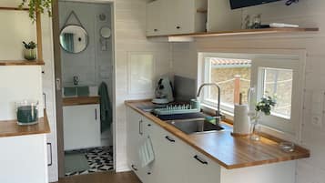 Réfrigérateur, micro-ondes, plaque de cuisson, cafetiÚre/bouilloire
