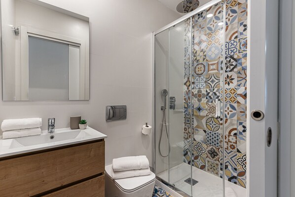 Dusche, Haartrockner, Handtücher