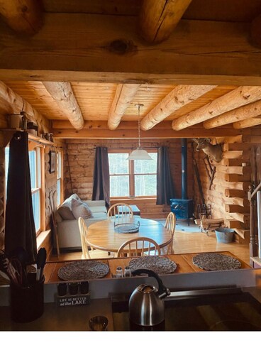 Cozy Fishing and Get-A-Way Cabin minutes from Lake George