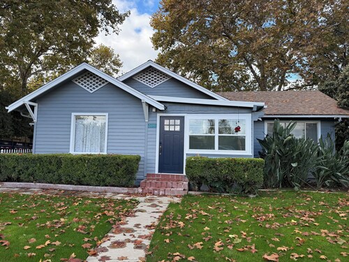 Charming 3-bedroom cottage with AC and WiFi minutes away from Sequoia Entrance