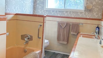 Serviettes fournies, savon, papier toilette