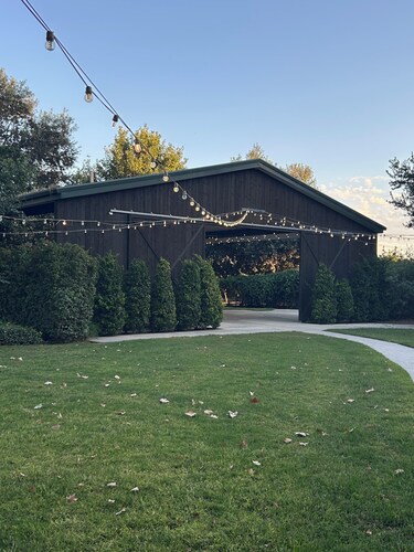 Charming 3-bedroom cottage with AC and WiFi minutes away from Sequoia Entrance