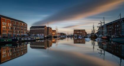 Stylish 3-bed Gloucester house with Free Parking