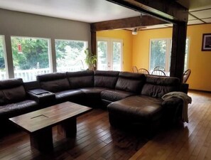 Smart TV - Private Lake with 180° views (Uxbridge)