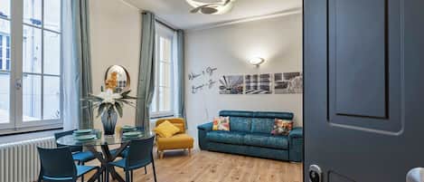 Departamento, vista al patio | Área de sala de estar | Televisión de 35 cm con canales digitales