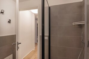 Lägenhet - utsikt mot innergården | Badrum
