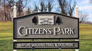 Cartel de Citizens Park, que indica que es un sendero natural para pasear y un parque canino.