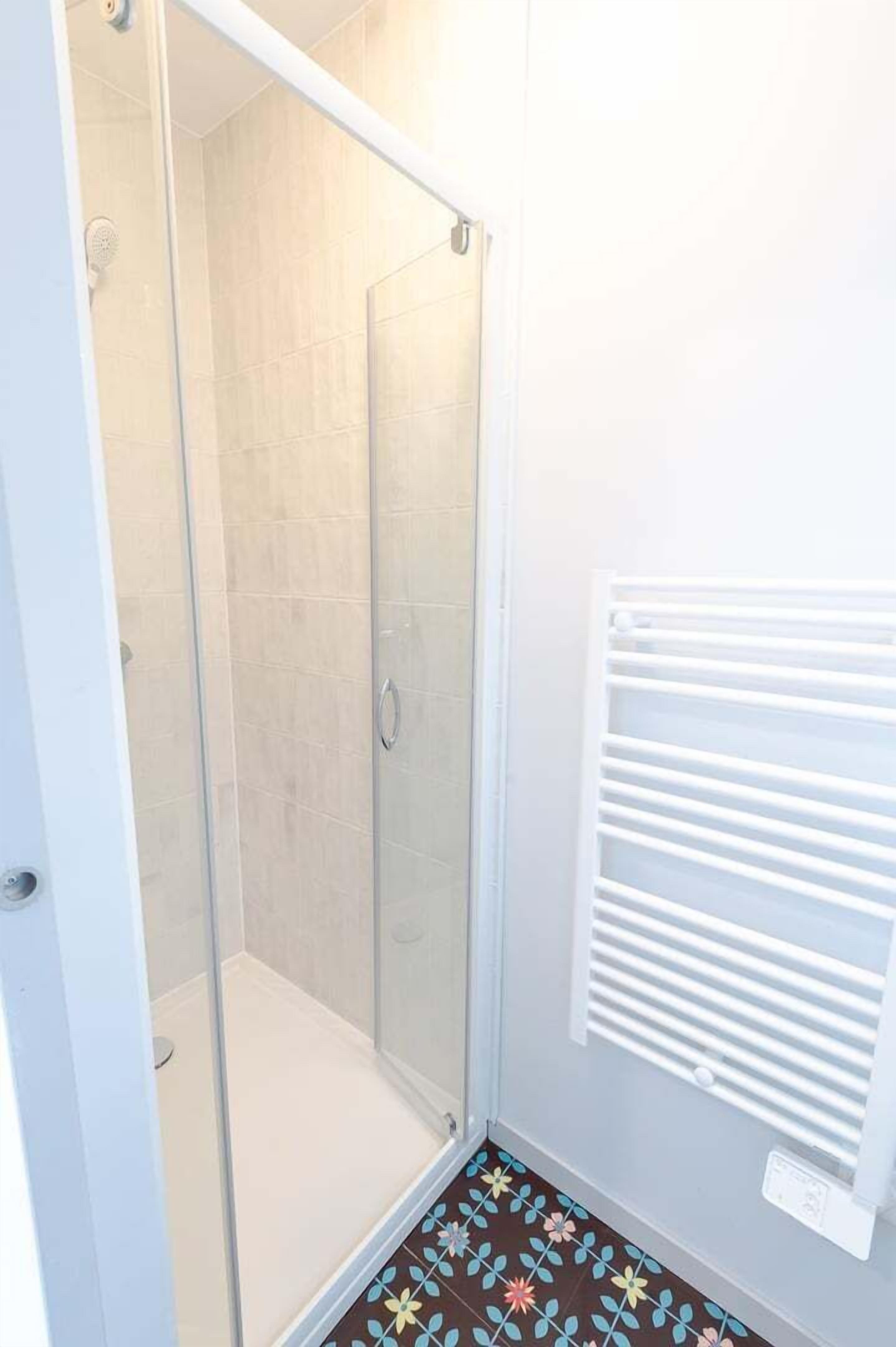Douche, sèche-cheveux, serviettes fournies