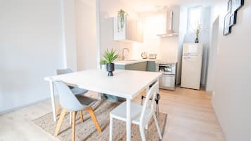 Fridge, oven, stovetop, coffee/tea maker