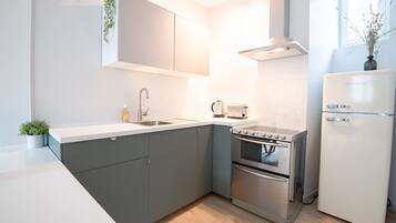 Fridge, oven, stovetop, coffee/tea maker