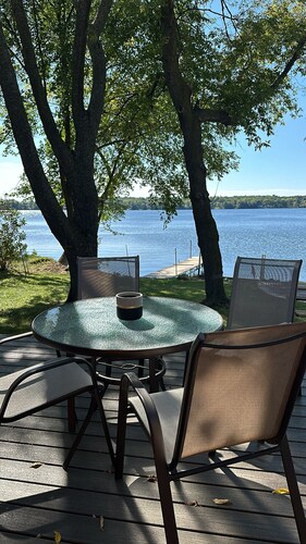 Cozy 2 Bedroom Lakeside Cabin on Lake Manuella 