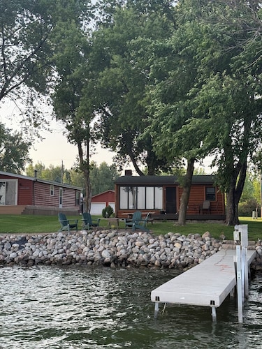 Cozy 2 Bedroom Lakeside Cabin on Lake Manuella