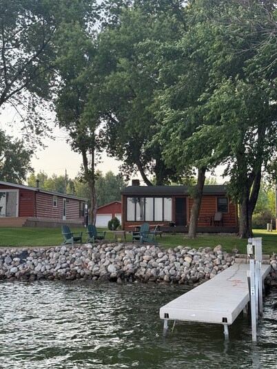 Cozy 2 Bedroom Lakeside Cabin on Lake Manuella 