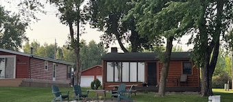 Cozy 2 Bedroom Lakeside Cabin on Lake Manuella