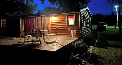 Cozy 2 Bedroom Lakeside Cabin on Lake Manuella